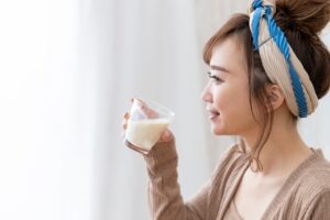 飲み物を飲む女性