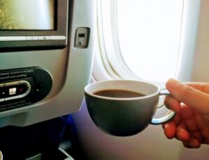 飛行機内でコーヒー